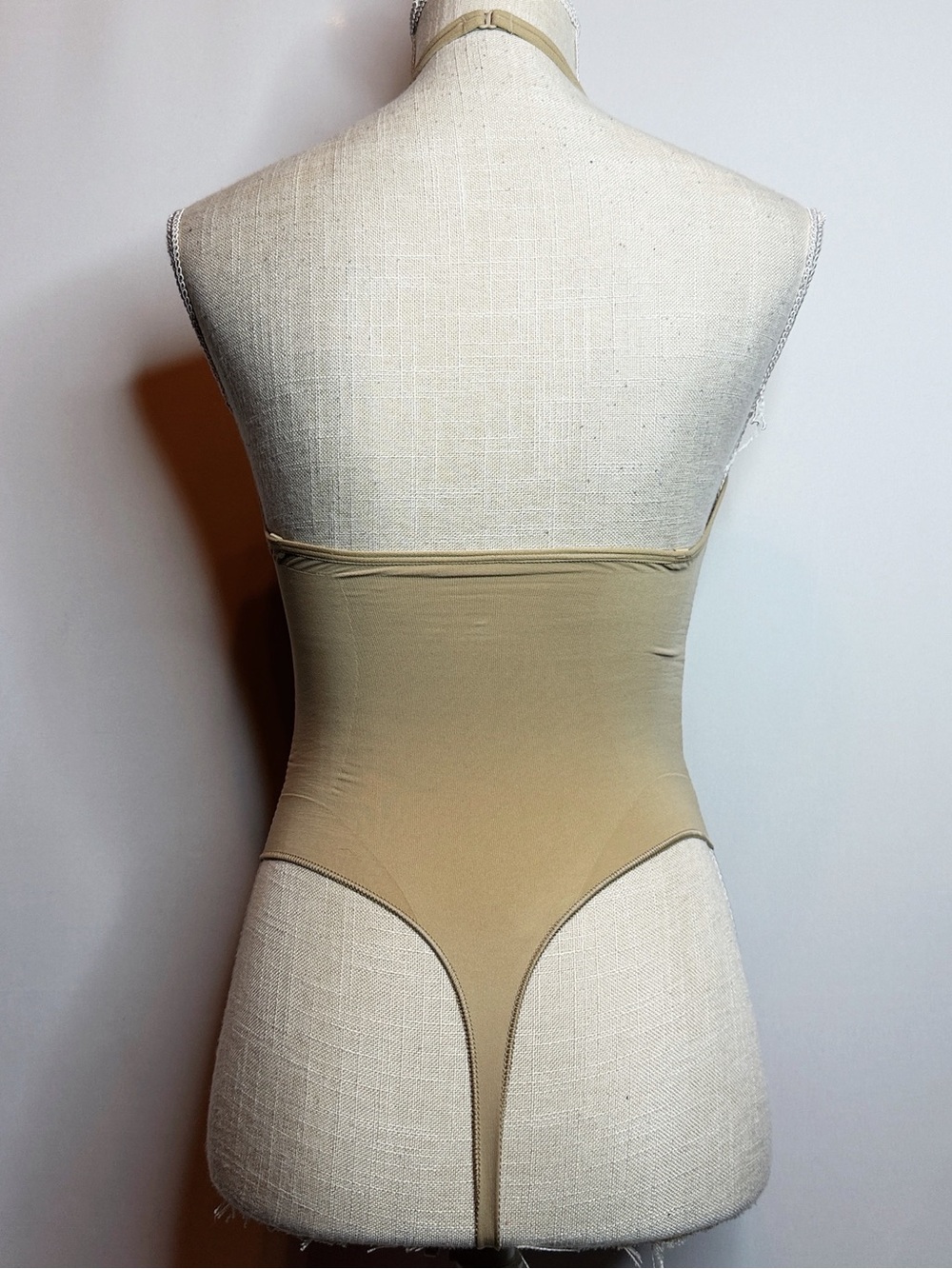 Skims Seamless Sculpt Deep Plunge Thong Bodysuit - Picture 5 of 6
